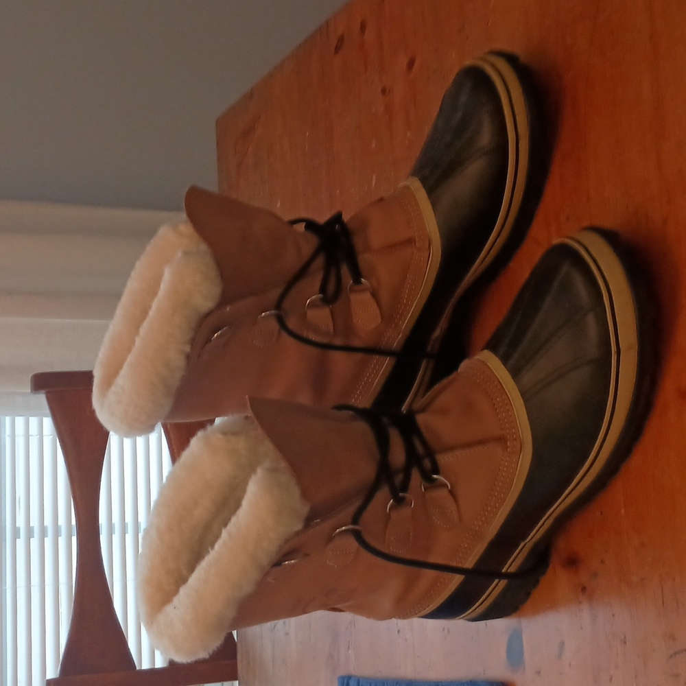 Sorel Caribou size 15 MADE IN CANADA nearly new
